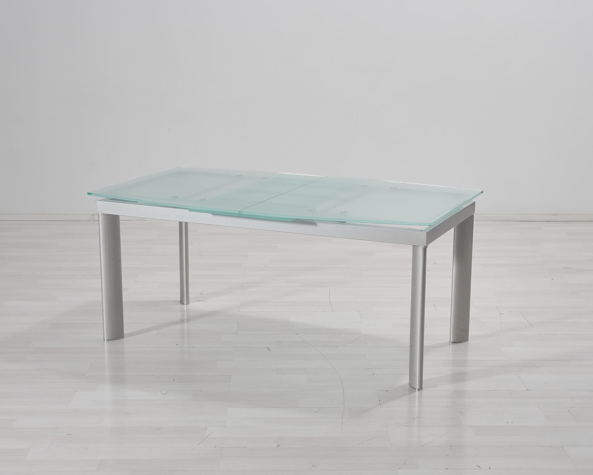 Utdragbart matbord med glasskiva